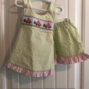 Turtle smocked set